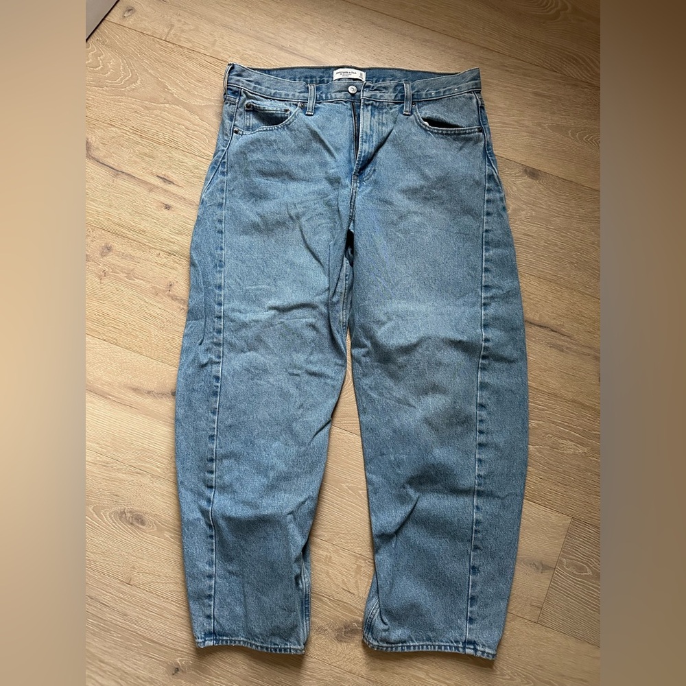 Abercrombie & Fitch Mid Rise Barrel Jeans